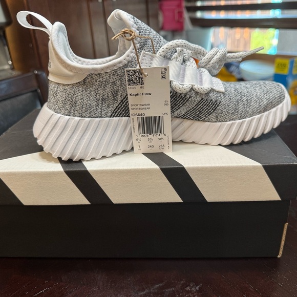 Adidas Kaptir Flow Womens Size 7 Gray/White - Picture 1 of 3